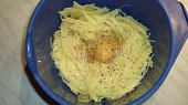 Bramborové muffiny, brambory nastrouháme a smícháme s vejcem a máslem