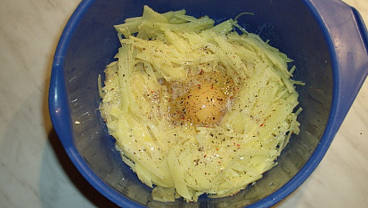 Bramborové muffiny, brambory nastrouháme a smícháme s vejcem a máslem