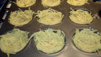 Bramborové muffiny, vymazanou formu na muffiny naplníme směsí