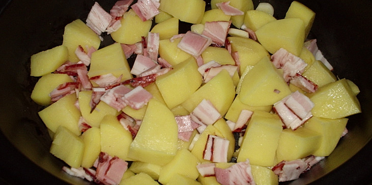 Brambory se špenátem (Pokrájené brambory a slaninu dáme do PH)