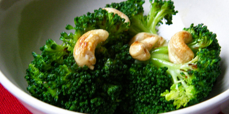 Brokolice s kešu oříšky
