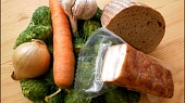 Chlebová polévka s "růžokapustou", část použitých surovin-patka o velikosti 12cm