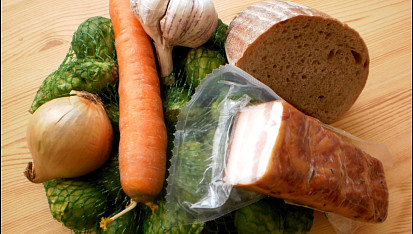 Chlebová polévka s "růžokapustou", část použitých surovin-patka o velikosti 12cm