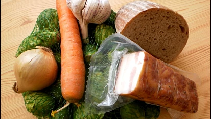 Chlebová polévka s "růžokapustou", část použitých surovin-patka o velikosti 12cm