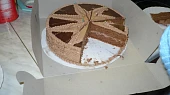 Čokoládový dort s pařížskou šlehačkou, nutellovým krémem a vynikající čokoládou, řez