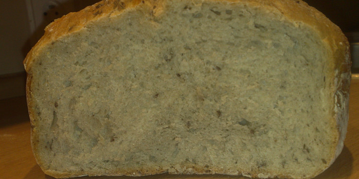 Domácí chléb bez hnětení (po rozkrojení)