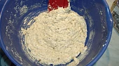 Dr. Oetker řezy, žloutky,cukr, mouku a ořechy ušleháme