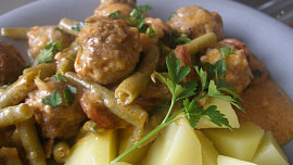 Fazolky na paprice s masovými kuličkami