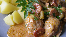 Fazolky na paprice s masovými kuličkami