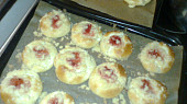 Hanácké koláčky s tvarohem a marmeládou, Než se to snědlo, stihl manžel udělat alespon mobil foto :-)