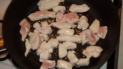 Kuřecí nudličky s jablky na kari, nudličky zprudka orestujeme
