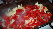 Lovecká králičí stehna s estragonem a sušenými rajčaty v oleji, osmažíme zeleninu s kořením...