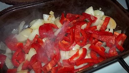 Lovecká králičí stehna s estragonem a sušenými rajčaty v oleji, osmažíme zeleninu s kořením...