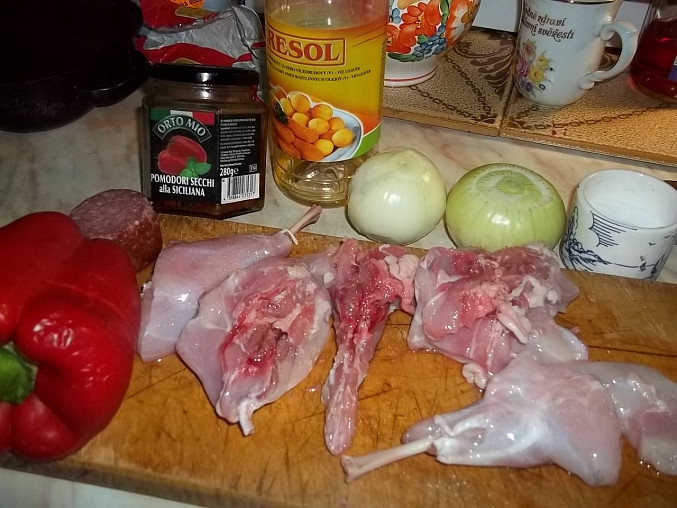 Lovecká králičí stehna s estragonem a sušenými rajčaty v oleji, suroviny...