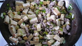 Ma-bo dófu (tofu s mletým masem)