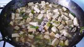 Ma-bo dófu (tofu s mletým masem)