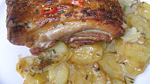 Pikantní bůček pečený nad brambory