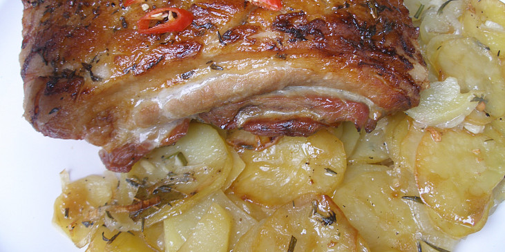 Pikantní bůček pečený nad brambory