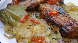 Pikantní bůček pečený nad brambory