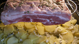 Pikantní bůček pečený nad brambory