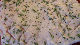 Pikantní bůček pečený nad brambory