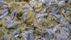 Pikantní bůček pečený nad brambory