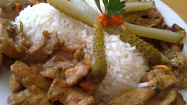 Pikantní směs z kuřecího a vepřového masa s houbami