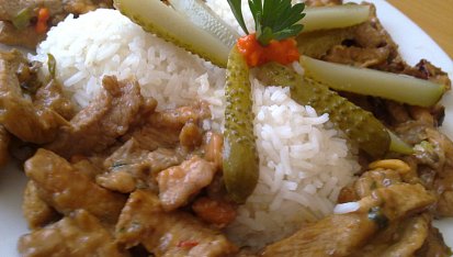 Pikantní směs z kuřecího a vepřového masa s houbami