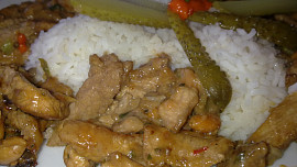 Pikantní směs z kuřecího a vepřového masa s houbami