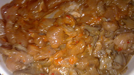 Pikantní směs z kuřecího a vepřového masa s houbami