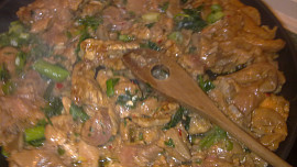 Pikantní směs z kuřecího a vepřového masa s houbami