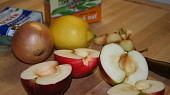 Příloha k vepřové pečínce - šalvějová jablka na cibulce