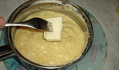 Pudink bez škraloupu (do krémů), vařící pudink potřeme máslem