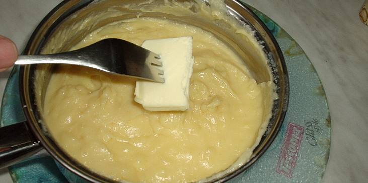 Pudink bez škraloupu (do krémů) (vařící pudink potřeme máslem)