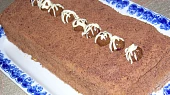 Řezy s brusinkovou náplní a pařížskou šlehačkou