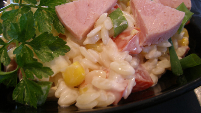 Salátek z těstovinové rýže, kuřecí maso jsem nahradila kuřecí šunkou