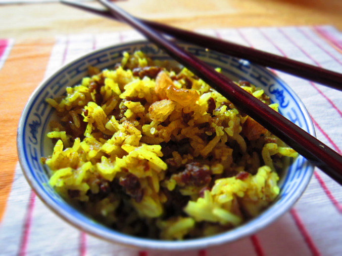 Smažená kari rýže s hovězím masem a rozinkami