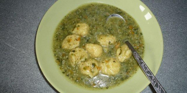 Špenátová polévka s nočky