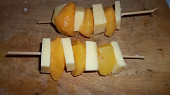 Sýrové špízy s ananasem, navlečeno...