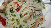 Tagliatelle s česnekem a feferonkou