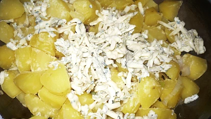 Uvařené brambory s nivou