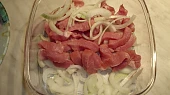 Vepřové nudličky s vínovou příchutí po indicku, Nudličky dáme na vrstvu cibule, okořeníme, podlijeme vínem a nacháme marinovat.