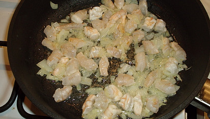 Vepřový steak s krevetovou omáčkou, orestujeme šalotku s krevetami