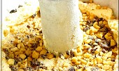 Bábovka s ořechovou drobenkou (vrstvení do formy)
