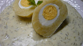 Bramborový knedlík plněný vejcem s koprovou omáčkou