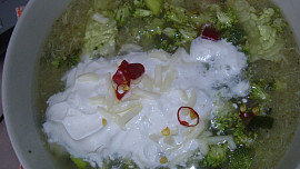 Brokolicová polévka s bramborami a sýrem