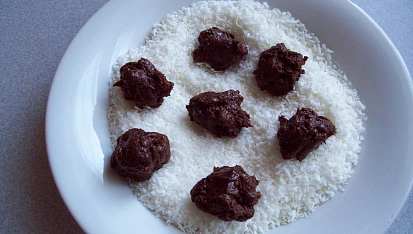 Čoko - rozinkové  kuličky  - nepečené, zbývá už jen obalit a pak ... ochutnat