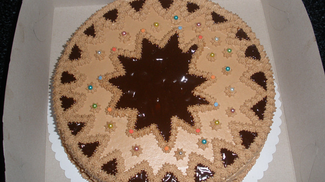 Čokoládový dort s pařížskou šlehačkou, nutellovým krémem a vynikající čokoládou, další můj dortík