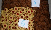 Cukroví 2011 (5- čokoládové sušenky, 6- náprstkové koláčky)