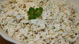 Domácí pop corn, bylinkovo-česnekový